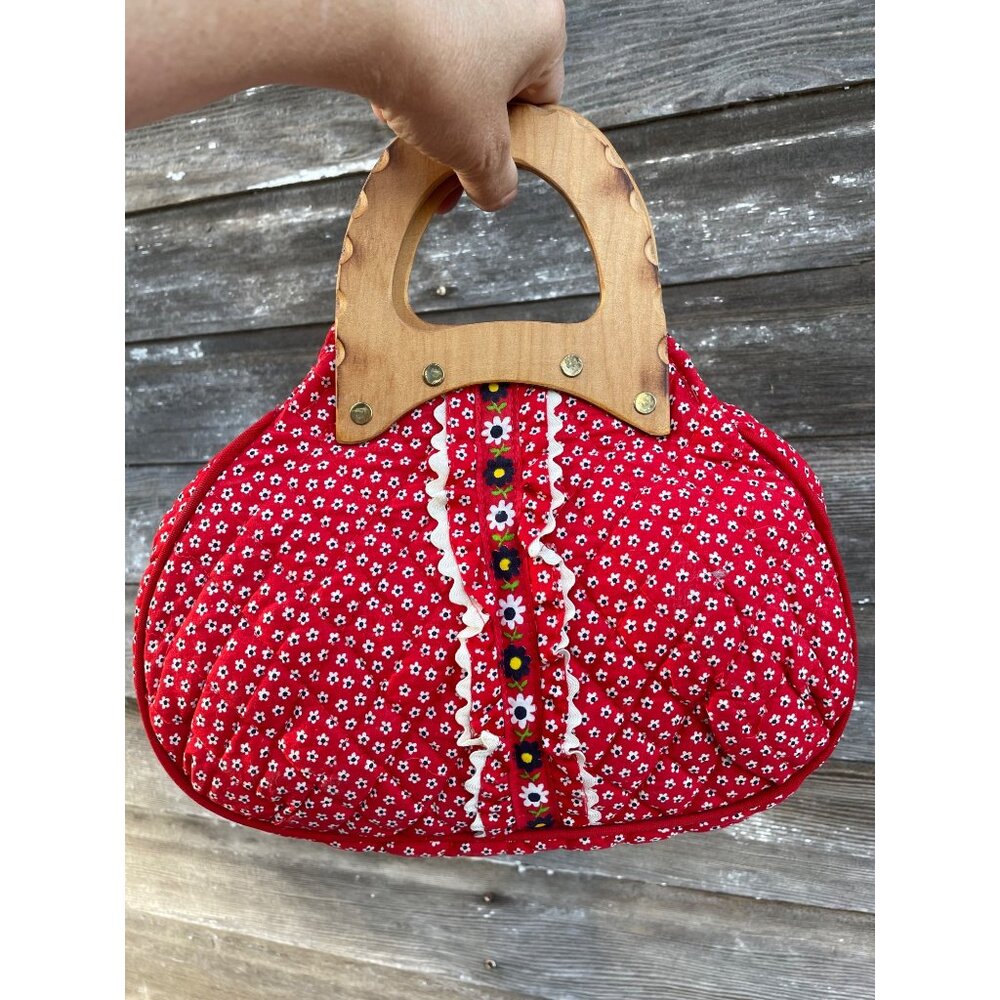 Vintage 1970s Bermuda purse Bag Red Quilted Wood Handle Boho Hippy - Picture 6 of 11